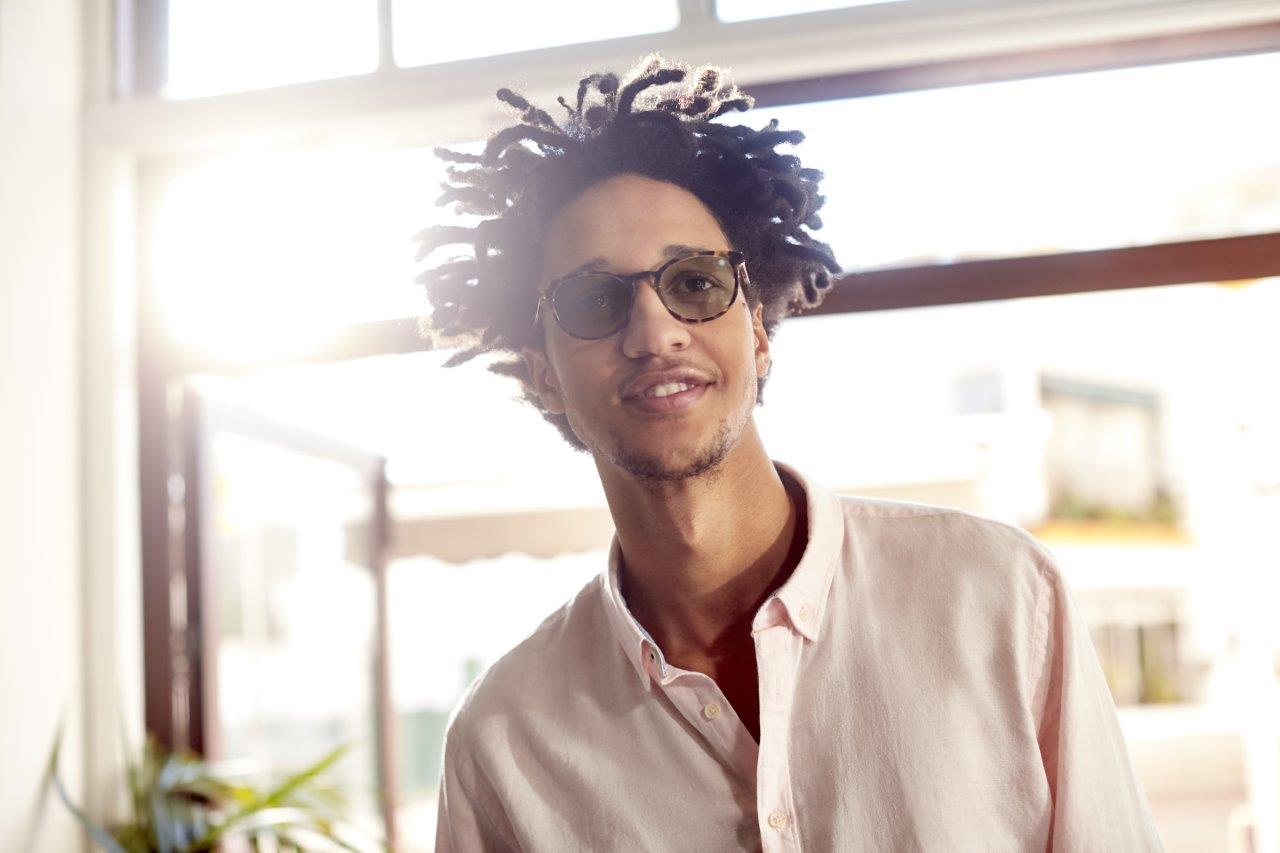 soczewki fotochromatyczne okulary korekcyjne fotochromy światłoczułe ochrona uv okulary bezbarwne i przeciwsłoneczne fotochromowe