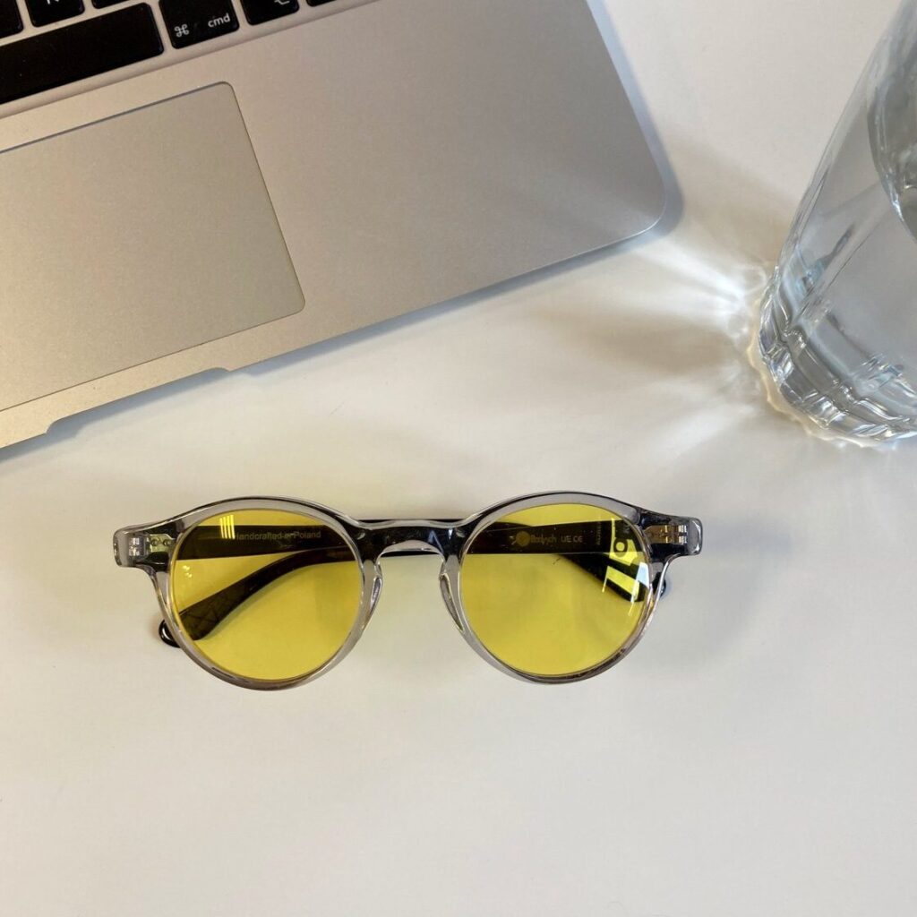 żółte okulary ochronne blokujące światło niebieskie biohacking ochrona wzroku rytm dobowy