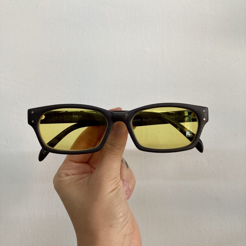 żółte okulary ochronne blokujące światło niebieskie biohacking ochrona wzroku rytm dobowy